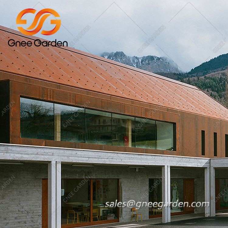 Fachada urbana de acero corten
