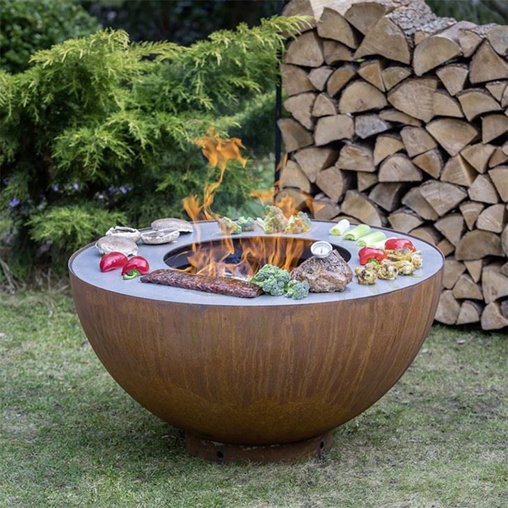 Parrilla de barbacoa de acero corten hemisferio con ruedas para facilitar la movilidad